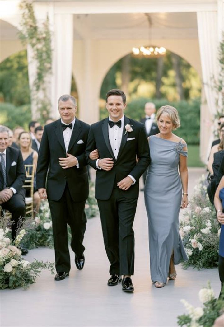 Does mother of the groom walk down the aisle?