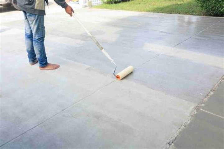 Does painting concrete prevent dust?