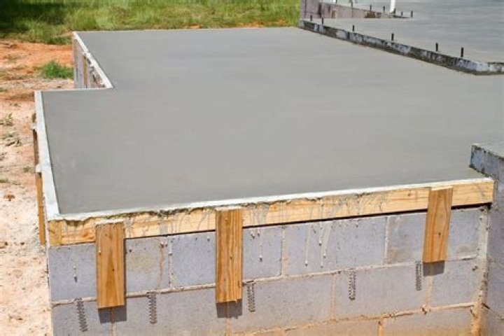 How thick should a concrete slab be for a mobile home?